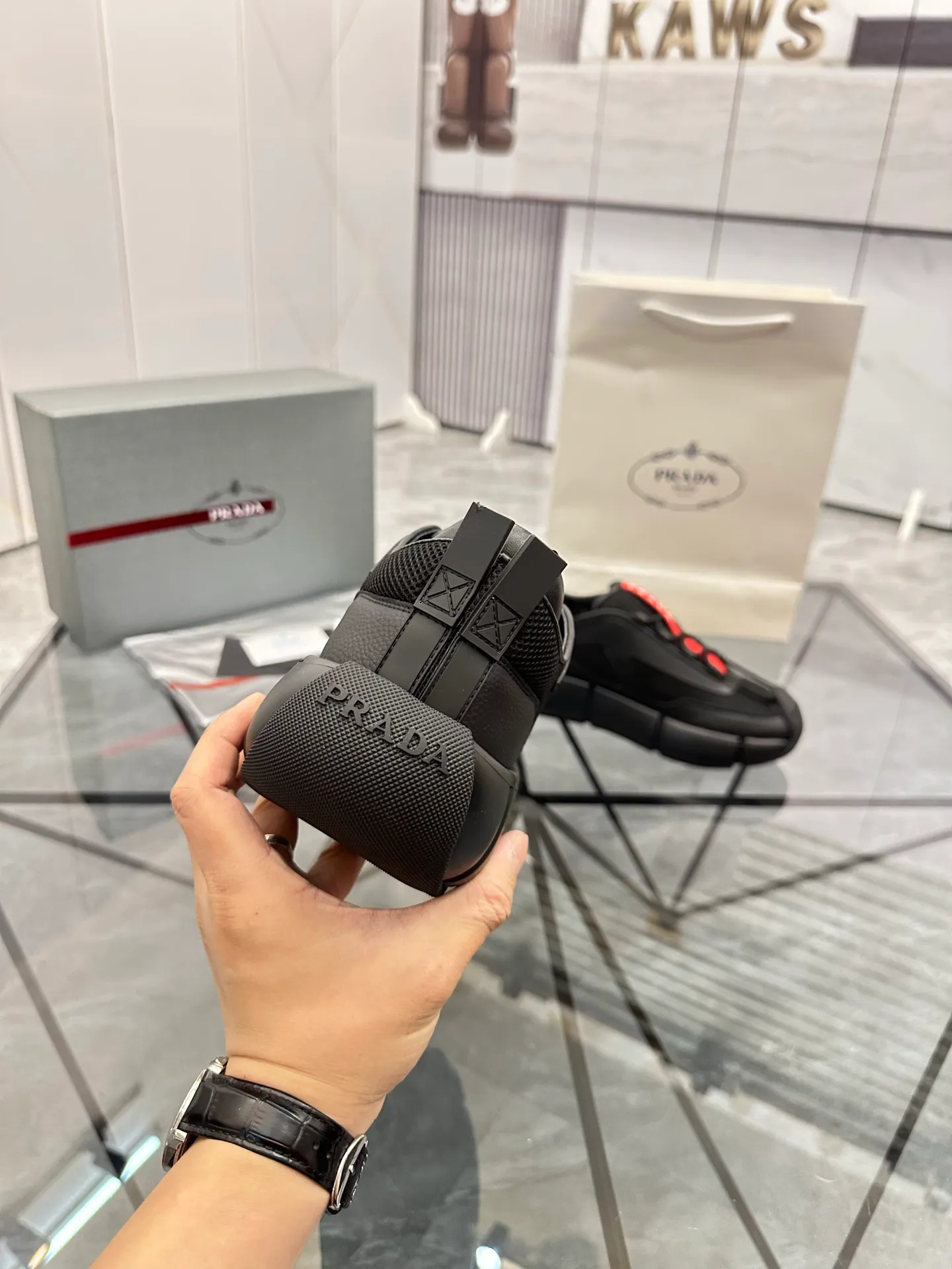 Men's shoes: 💰P500¥ High-end, complete package Product trademark: Prada *"Prada*" low-top casual shoes Regular size: 38-44 (can be customized to 45.46) Couple style Product materials: Upper imported cowhide stitched with original fabric, sheepskin lining, original outsole. Number: 846